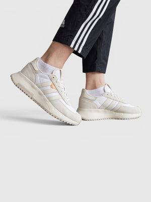 RETROPY F2 (RETROPY) Tampil stylish setiap hari jadi makin gampang dengan Adidas Retropy F2! Sepatu ini menggabungkan desain