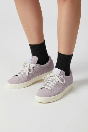 STAN SMITH CS W (STAN SMITH) Adidas Stan Smith CS W menghadirkan energi baru pada siluet tenis ikonik dengan sentuhan yang