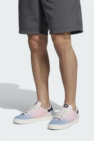 STAN SMITH CS (STAN SMITH) Adidas Stan Smith CS menghadirkan energi baru pada siluet ikonik yang sudah melegenda. Sepatu ini