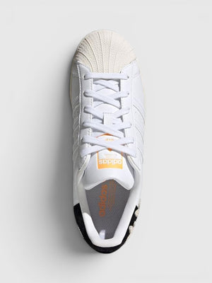SUPERSTAR W (SUPERSTAR) Adidas Superstar W adalah sepatu legendaris yang tetap menjadi favorit pecinta streetwear sejak