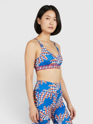 Model mengenakan FTFO || BIG BRAND LOW PRICE Adidas x FARM Rio sports bra dan celana pendek motif kaleidoskopik biru