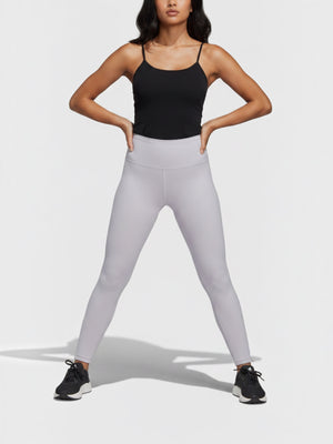 Model mengenakan celana ketat Adidas W New 7/8 Tights berwarna abu-abu muda dengan desain high-rise dari FTFO || BIG BRAND LOW PRICE