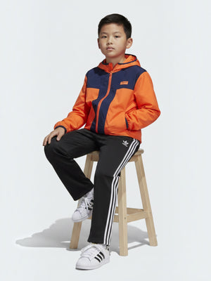 Anak laki-laki memakai jaket windbreaker Adidas oranye dan biru dengan celana training hitam dari FTFO || BIG BRAND LOW PRICE
