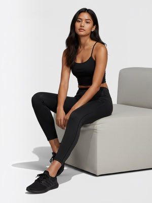 Model mengenakan celana lari Adidas FastImpact 7/8 hitam dari FTFO || BIG BRAND LOW PRICE dengan atasan crop senada.