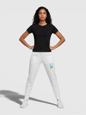 Model mengenakan celana panjang putih FTFO || BIG BRAND LOW PRICE dengan potongan slim fit dan detail logo warna-warni