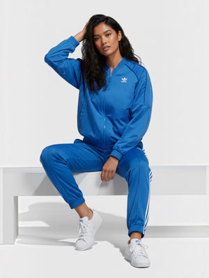 Model wanita mengenakan Adidas Originals FR Track Top biru dengan detail 3-Stripes putih dari FTFO || BIG BRAND LOW PRICE