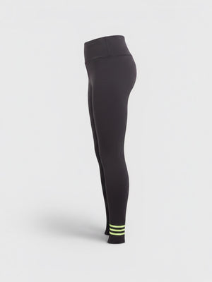 Legging hitam FTFO || BIG BRAND LOW PRICE dengan detail 3-Stripes melingkar berwarna kontras di bagian pergelangan kaki.