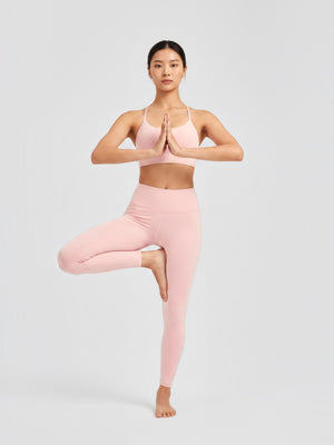 Model wanita mengenakan set legging dan bra olahraga Adidas All Me 7/8 berwarna merah muda untuk yoga dari FTFO || BIG BRAND LOW PRICE