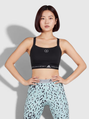 Model mengenakan sport bra hitam FTFO || BIG BRAND LOW PRICE dengan celana pendek sepeda bermotif macan tutul