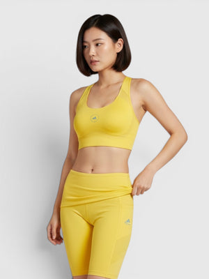 Model mengenakan Adidas by Stella McCartney TruePace sports bra kuning high-support dari FTFO || BIG BRAND LOW PRICE