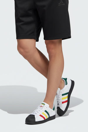 SUPERSTAR (SUPERSTAR) Adidas Superstar adalah ikon sejati yang telah mendominasi lapangan basket hingga panggung hip-hop