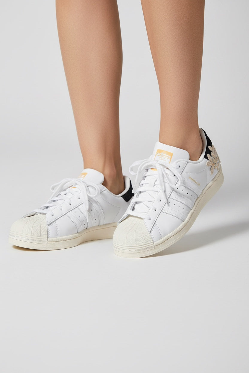 SUPERSTAR W (SUPERSTAR) Adidas Superstar W adalah sepatu legendaris yang tetap menjadi favorit pecinta streetwear sejak