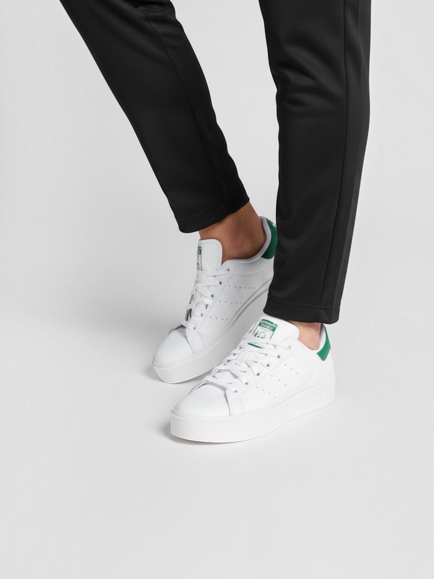 STAN SMITH BONEGA W (STAN SMITH) Adidas Stan Smith Bonega W membawa ikon sepatu tenis klasik ke level baru dengan outsole
