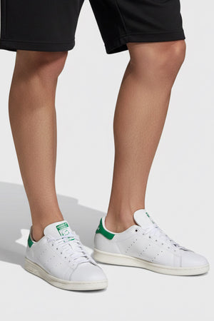 STAN SMITH 80s (STAN SMITH) Adidas Stan Smith 80s menghidupkan kembali kejayaan sepatu tenis ikonik dengan sentuhan retro