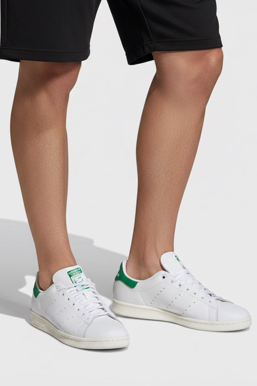 STAN SMITH 80s (STAN SMITH) Adidas Stan Smith 80s menghidupkan kembali kejayaan sepatu tenis ikonik dengan sentuhan retro