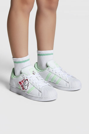 SUPERSTAR J (SUPERSTAR) Adidas Superstar J adalah sepatu legendaris yang kini hadir untuk generasi baru. Tetap setia dengan