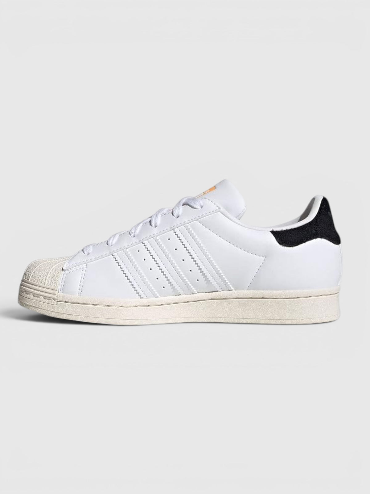 SUPERSTAR W (SUPERSTAR) Adidas Superstar W adalah sepatu legendaris yang tetap menjadi favorit pecinta streetwear sejak