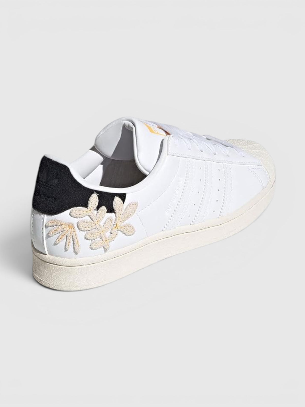 SUPERSTAR W (SUPERSTAR) Adidas Superstar W adalah sepatu legendaris yang tetap menjadi favorit pecinta streetwear sejak