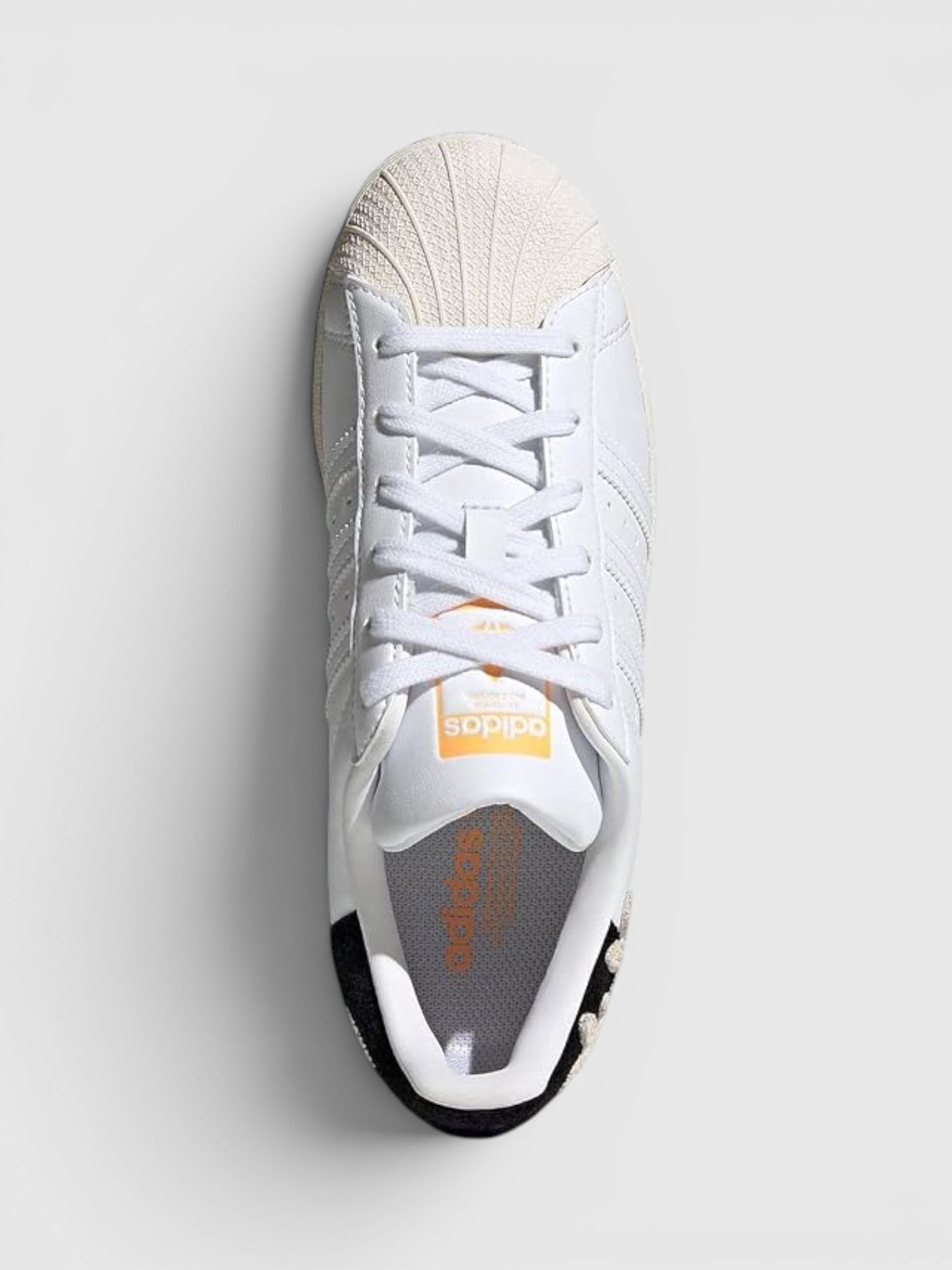 SUPERSTAR W (SUPERSTAR) Adidas Superstar W adalah sepatu legendaris yang tetap menjadi favorit pecinta streetwear sejak