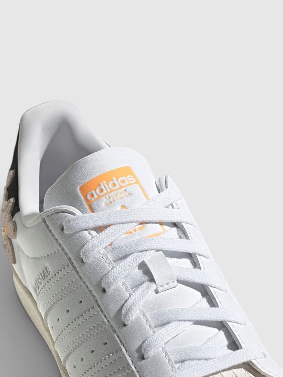 SUPERSTAR W (SUPERSTAR) Adidas Superstar W adalah sepatu legendaris yang tetap menjadi favorit pecinta streetwear sejak