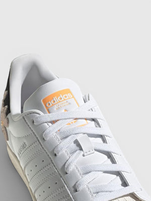SUPERSTAR W (SUPERSTAR) Adidas Superstar W adalah sepatu legendaris yang tetap menjadi favorit pecinta streetwear sejak