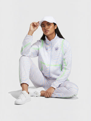 Model mengenakan jaket Adidas Arsenal x Stella McCartney bermotif zebra dengan aksen hijau dan logo tim di dada