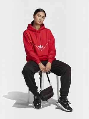 Model wanita mengenakan celana jogger fleece hitam Adidas Essentials dari FTFO || BIG BRAND LOW PRICE dengan hoodie merah