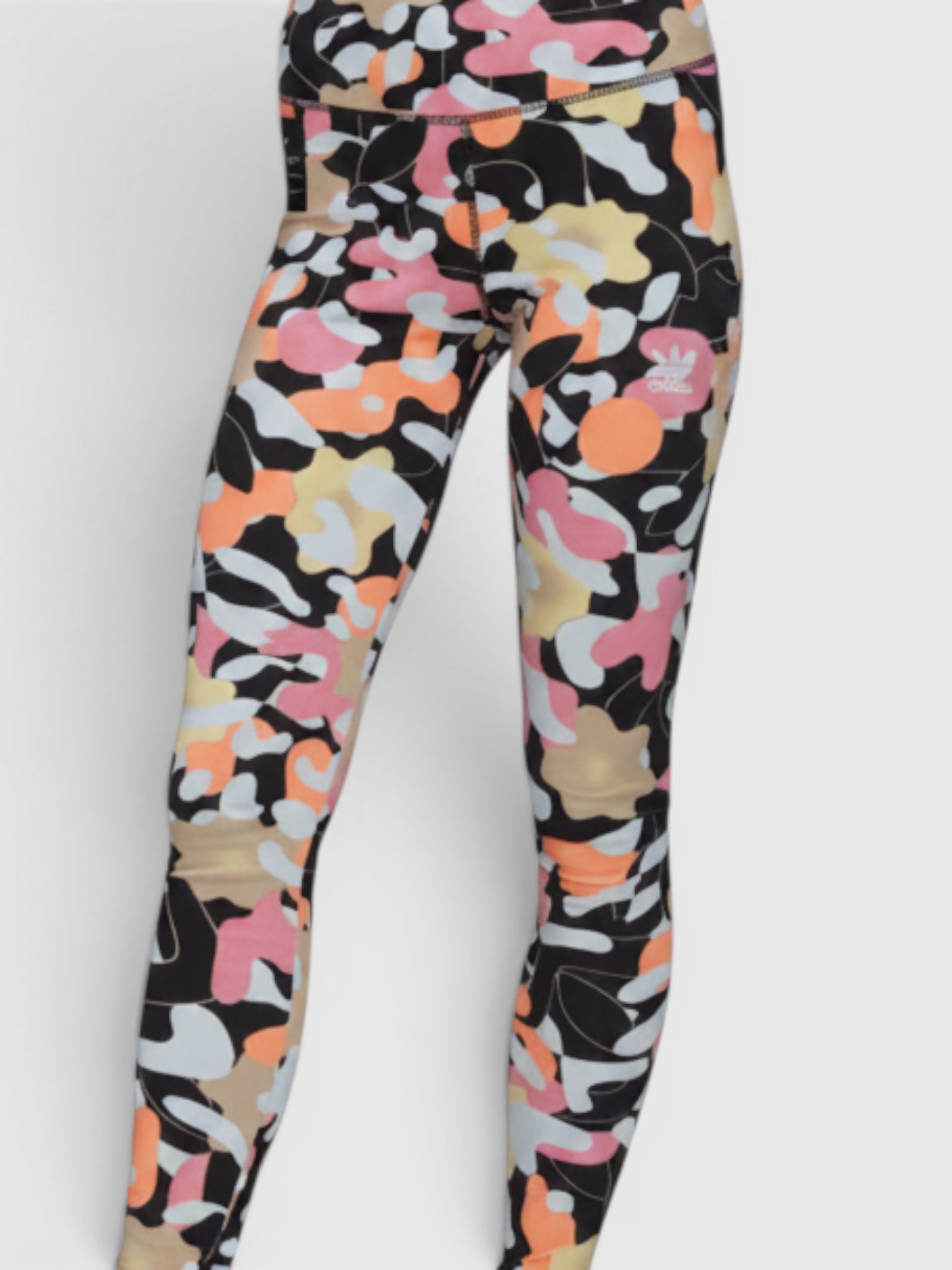 Legging high-waist Adidas Originals FTFO || BIG BRAND LOW PRICE dengan motif abstrak warna-warni dan logo Trefoil.
