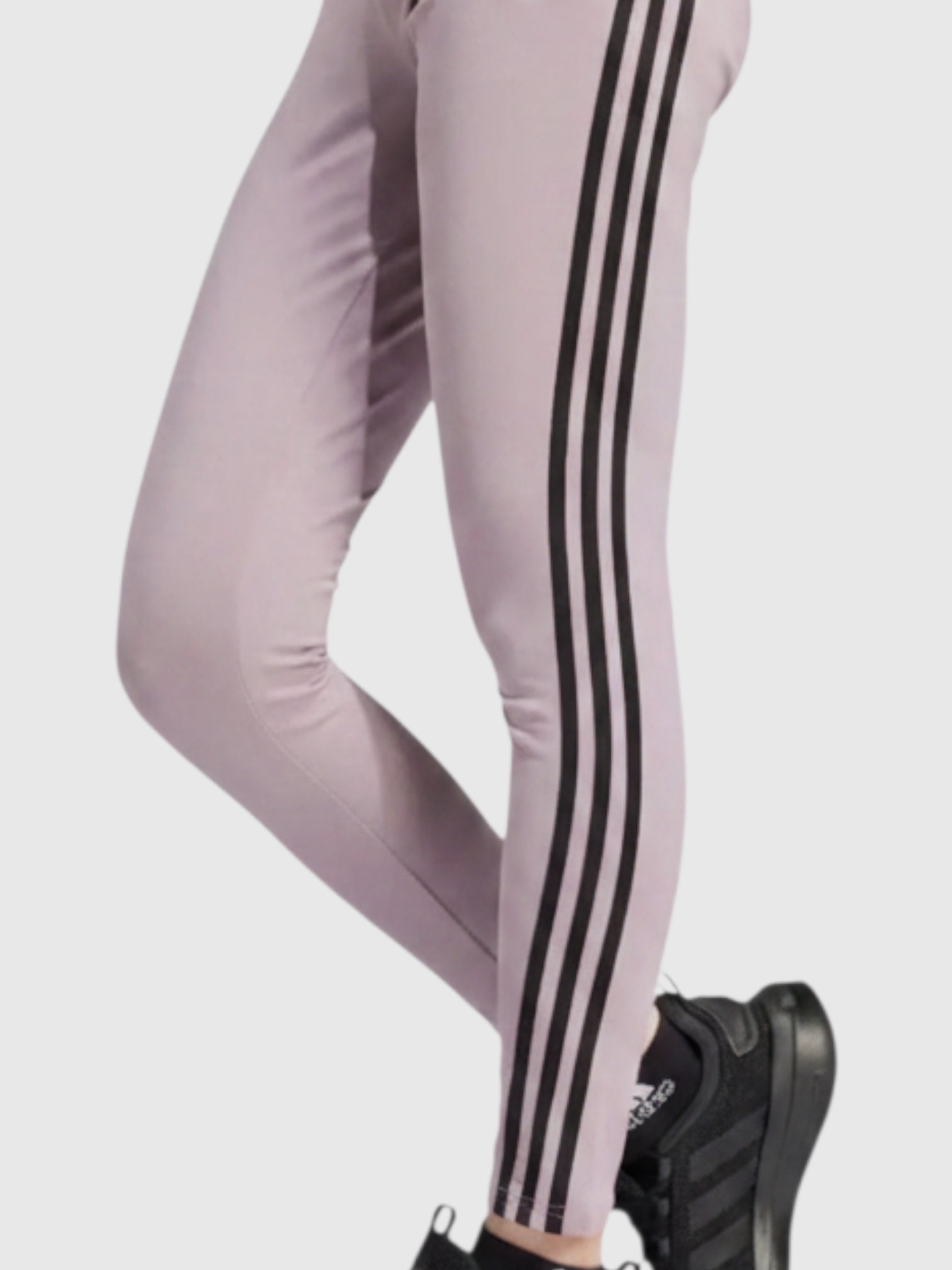 Legging Adidas Future Icons 3-Stripes warna ungu muda dengan aksen tiga garis hitam ikonik di sisi samping