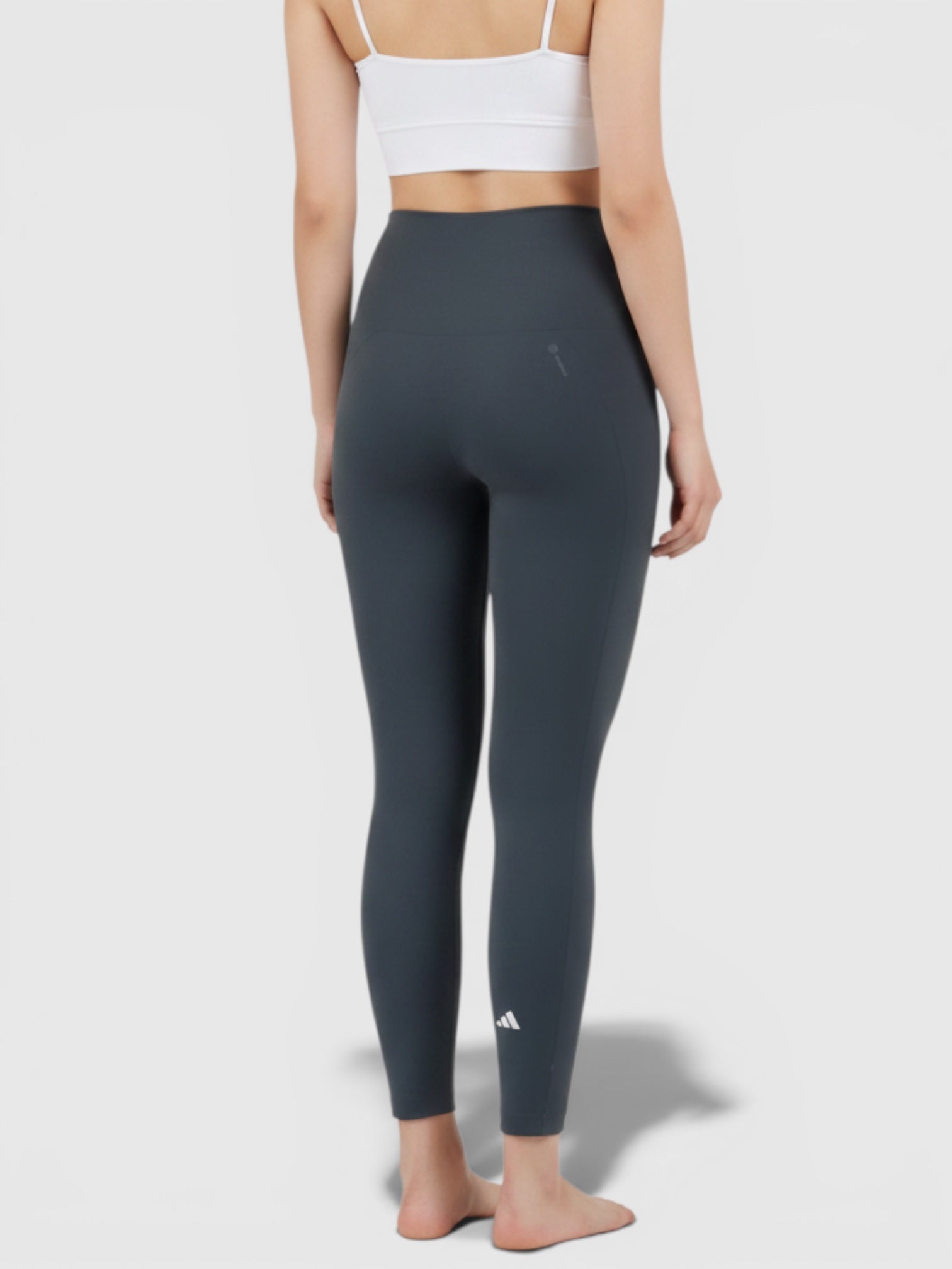 FTFO || BIG BRAND LOW PRICE Adidas Yoga Essentials 7/8 leggings abu-abu gelap dengan high-rise waist dan teknologi AEROREADY