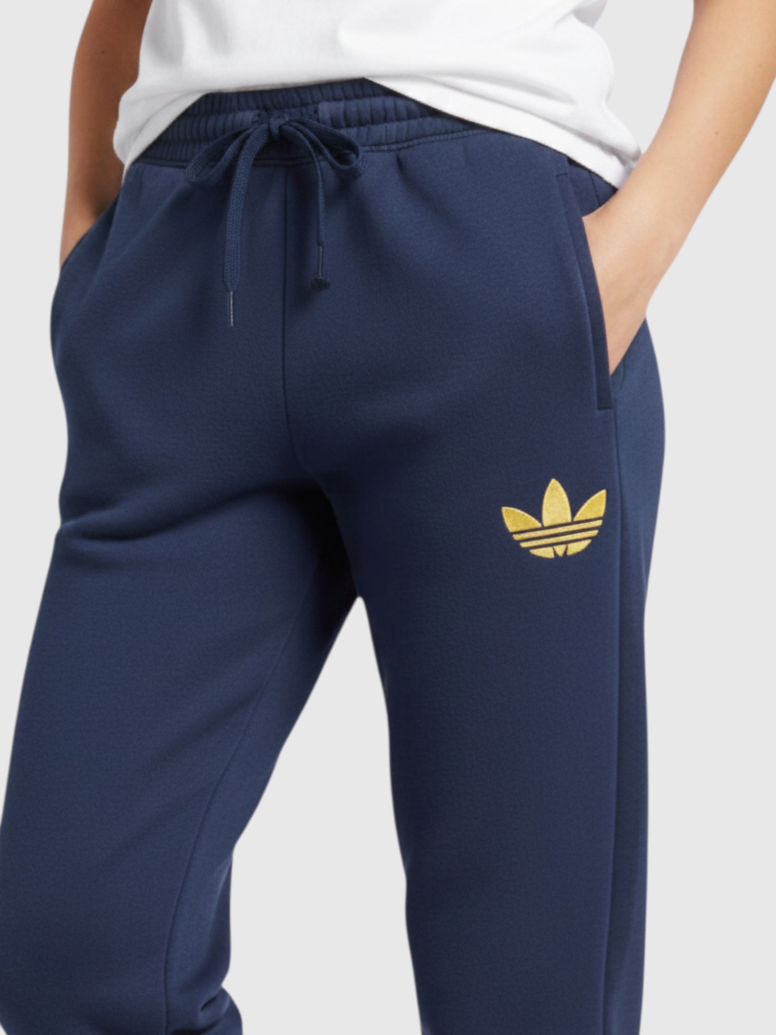 FTFO || BIG BRAND LOW PRICE Adidas cuffed sweatpants berwarna biru navy dengan logo trefoil kuning dan tali serut