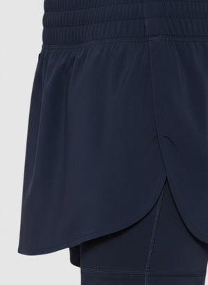 Skort lari Adidas Run Icons 3-Stripes berwarna hitam dengan inner tights dan pinggang elastis dari FTFO || BIG BRAND LOW PRICE