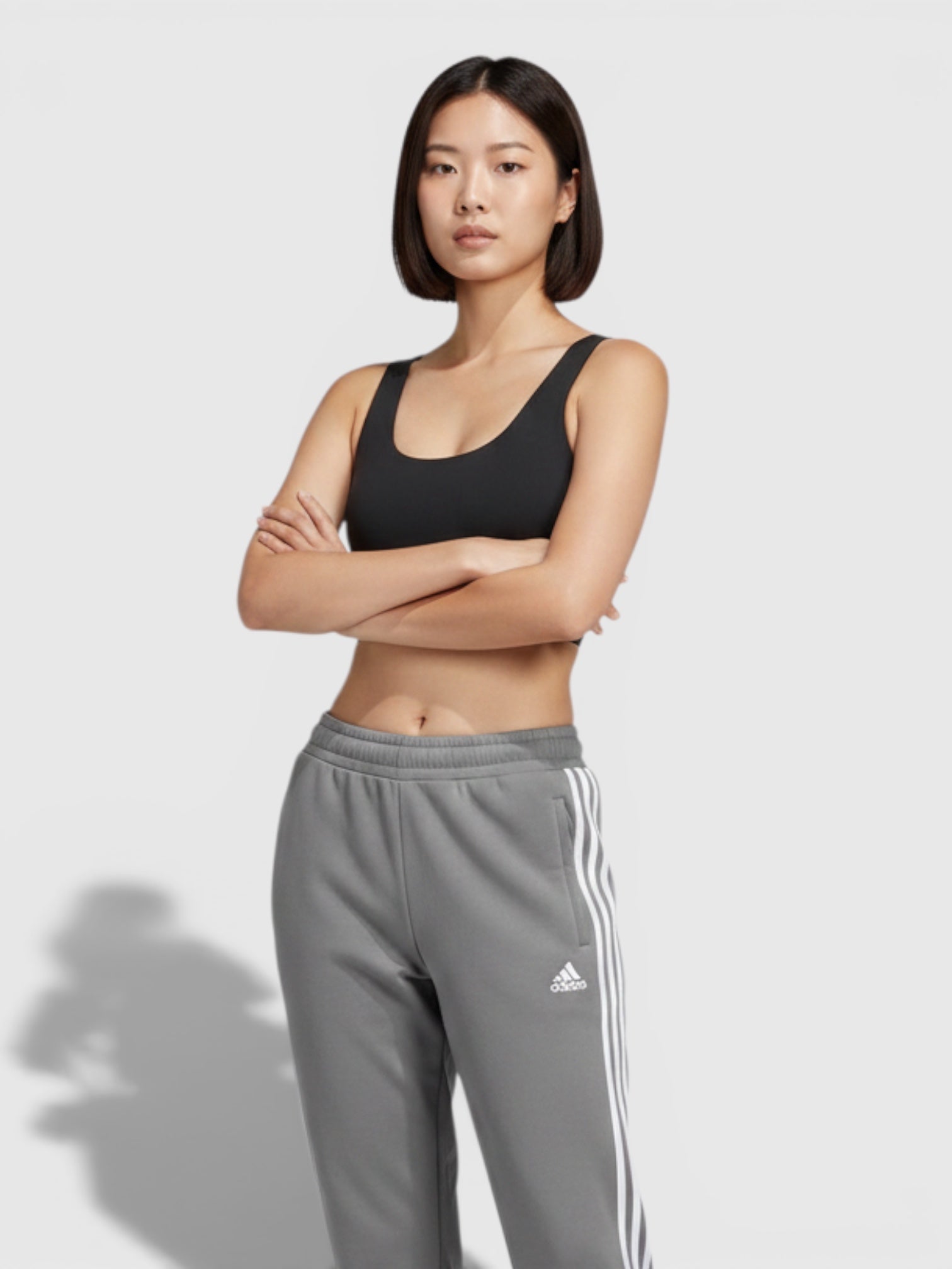 Model mengenakan Adidas Purel LS Bra hitam dengan celana jogger abu-abu dan sepatu putih dari FTFO || BIG BRAND LOW PRICE