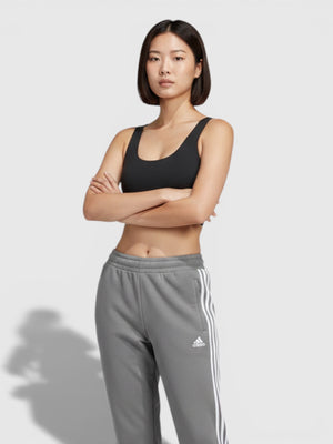 Model mengenakan Adidas Purel LS Bra hitam dengan celana jogger abu-abu dan sepatu putih dari FTFO || BIG BRAND LOW PRICE