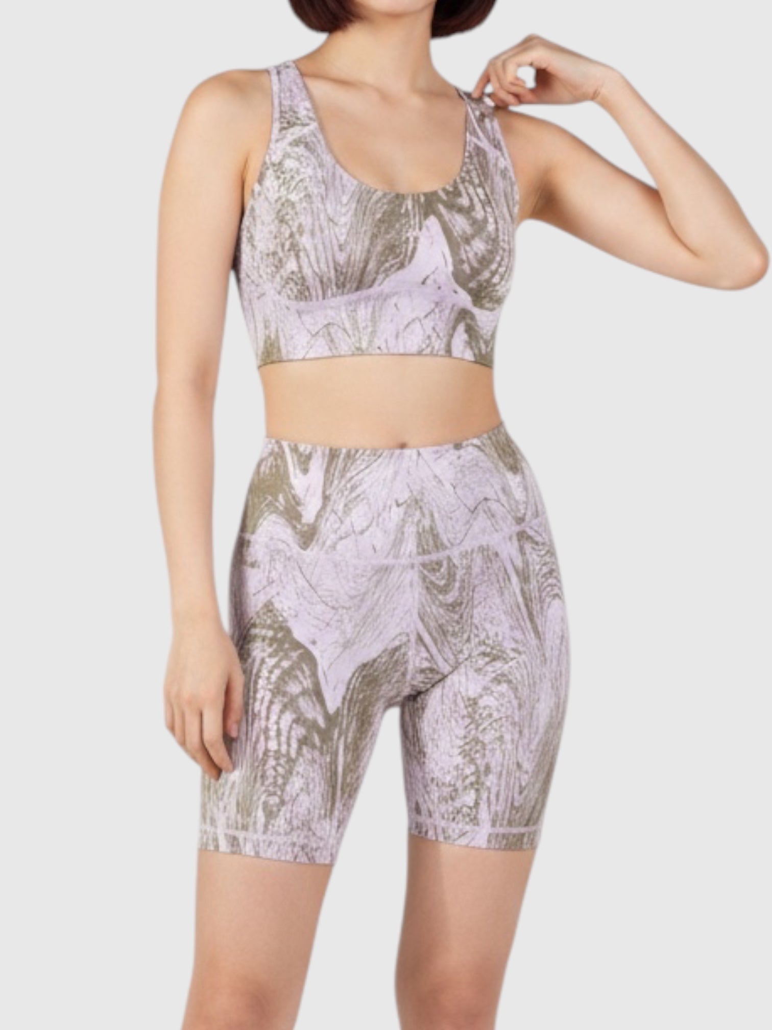 Model mengenakan setelan olahraga Adidas by Stella McCartney FTFO || BIG BRAND LOW PRICE dengan motif abstrak warna ungu muda