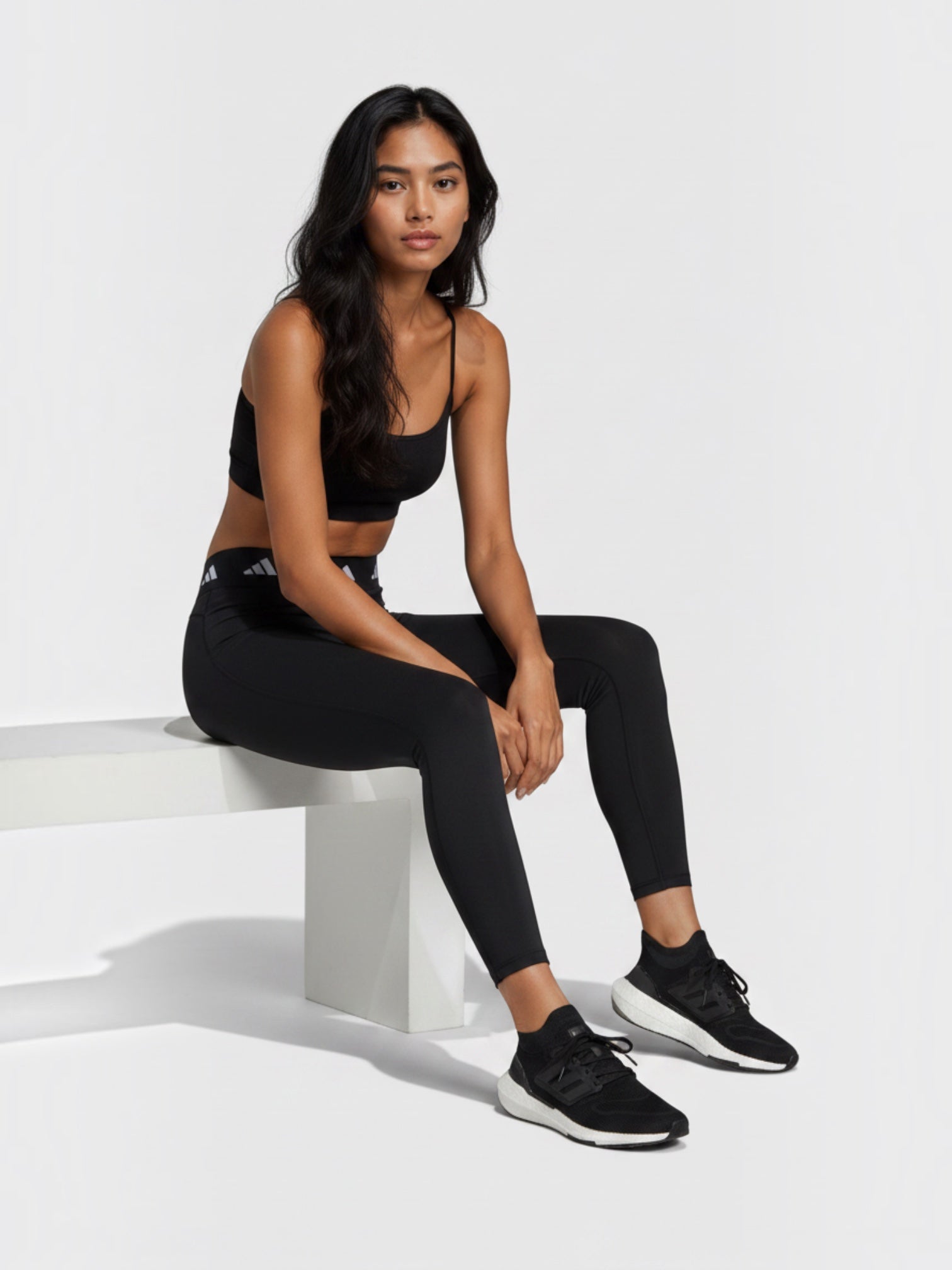 Model wanita mengenakan celana legging olahraga hitam Adidas Techfit 7/8 high-waist dari FTFO || BIG BRAND LOW PRICE