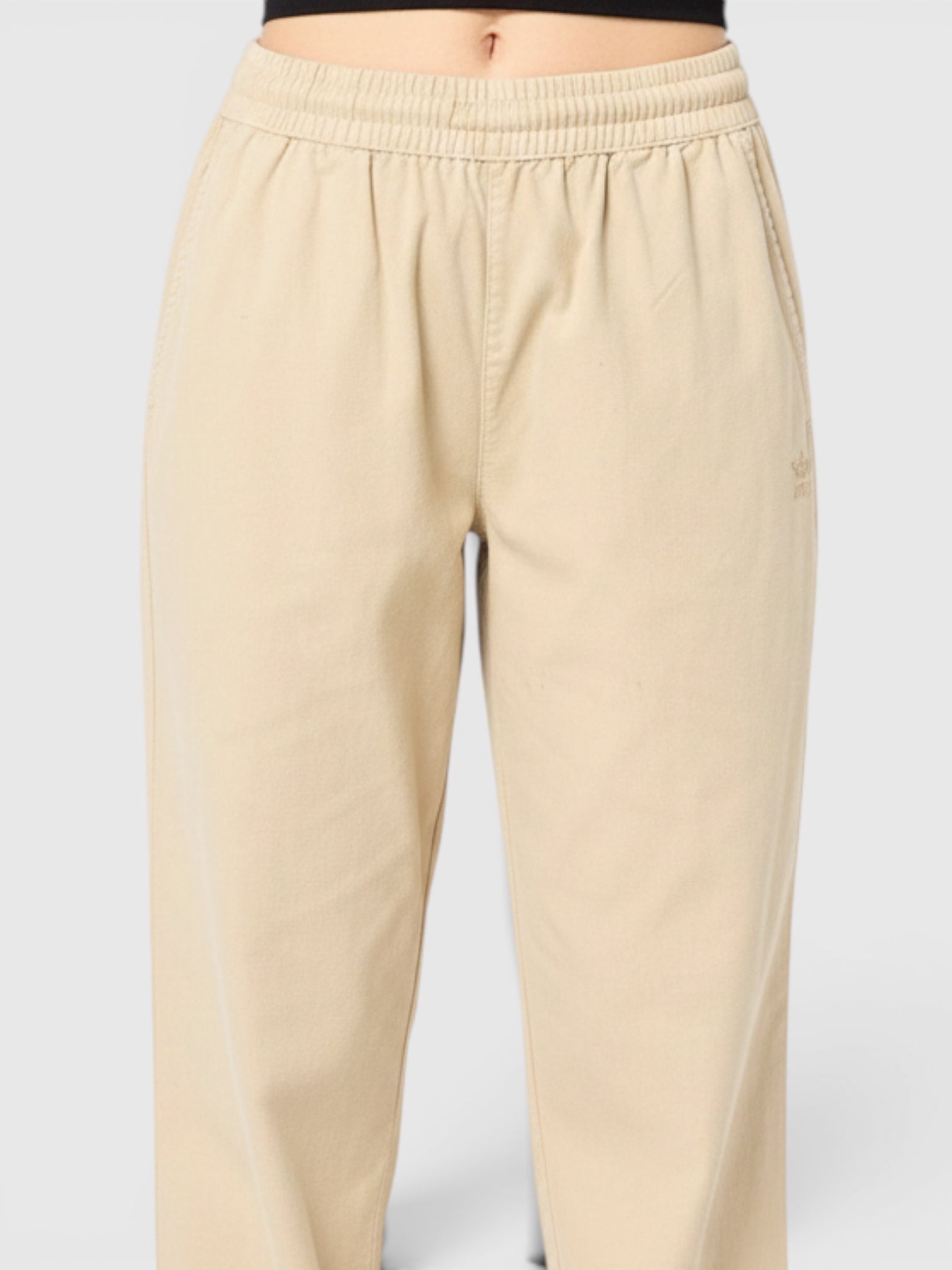 FTFO || BIG BRAND LOW PRICE Adidas Essentials+ track pants warna krem dengan potongan tapered dan manset elastis