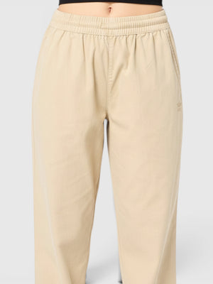 FTFO || BIG BRAND LOW PRICE Adidas Essentials+ track pants warna krem dengan potongan tapered dan manset elastis