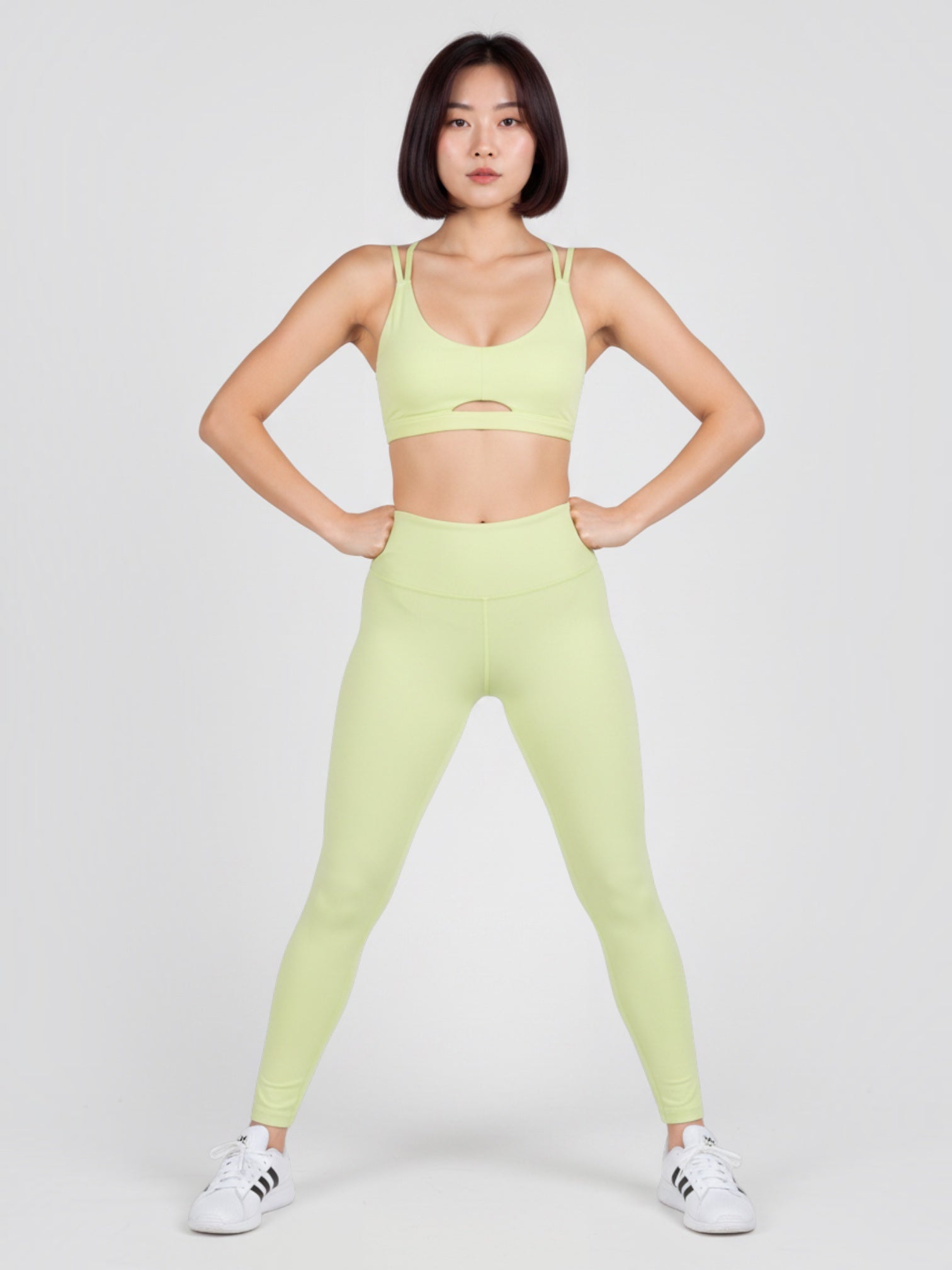 Model mengenakan set yoga Adidas berwarna hijau muda dari FTFO || BIG BRAND LOW PRICE dengan bra strappy dan legging