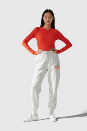 Model wanita mengenakan celana jogger Adidas Originals abu-abu dengan manset elastis dari FTFO || BIG BRAND LOW PRICE