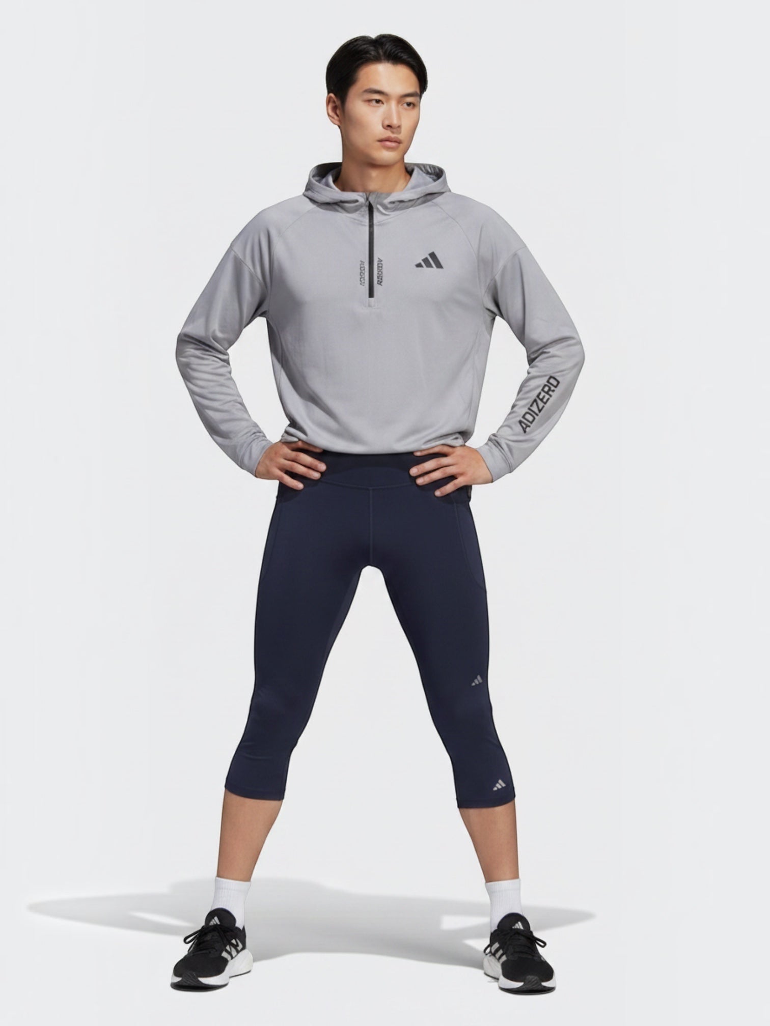Pria mengenakan celana lari 3/4 Adidas DailyRun berwarna biru tua dengan teknologi AEROREADY dari FTFO || BIG BRAND LOW PRICE