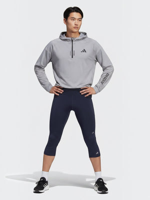 Pria mengenakan celana lari 3/4 Adidas DailyRun berwarna biru tua dengan teknologi AEROREADY dari FTFO || BIG BRAND LOW PRICE