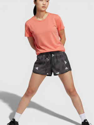 Model wanita mengenakan celana lari Adidas Run It Brand Love hitam bermotif dengan teknologi AEROREADY dari FTFO || BIG BRAND LOW PRICE