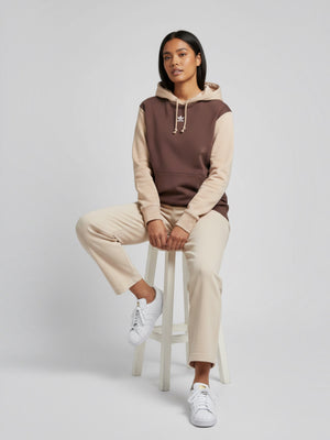 Model wanita mengenakan hoodie katun dua warna cokelat krem dari FTFO || BIG BRAND LOW PRICE dengan logo Trefoil