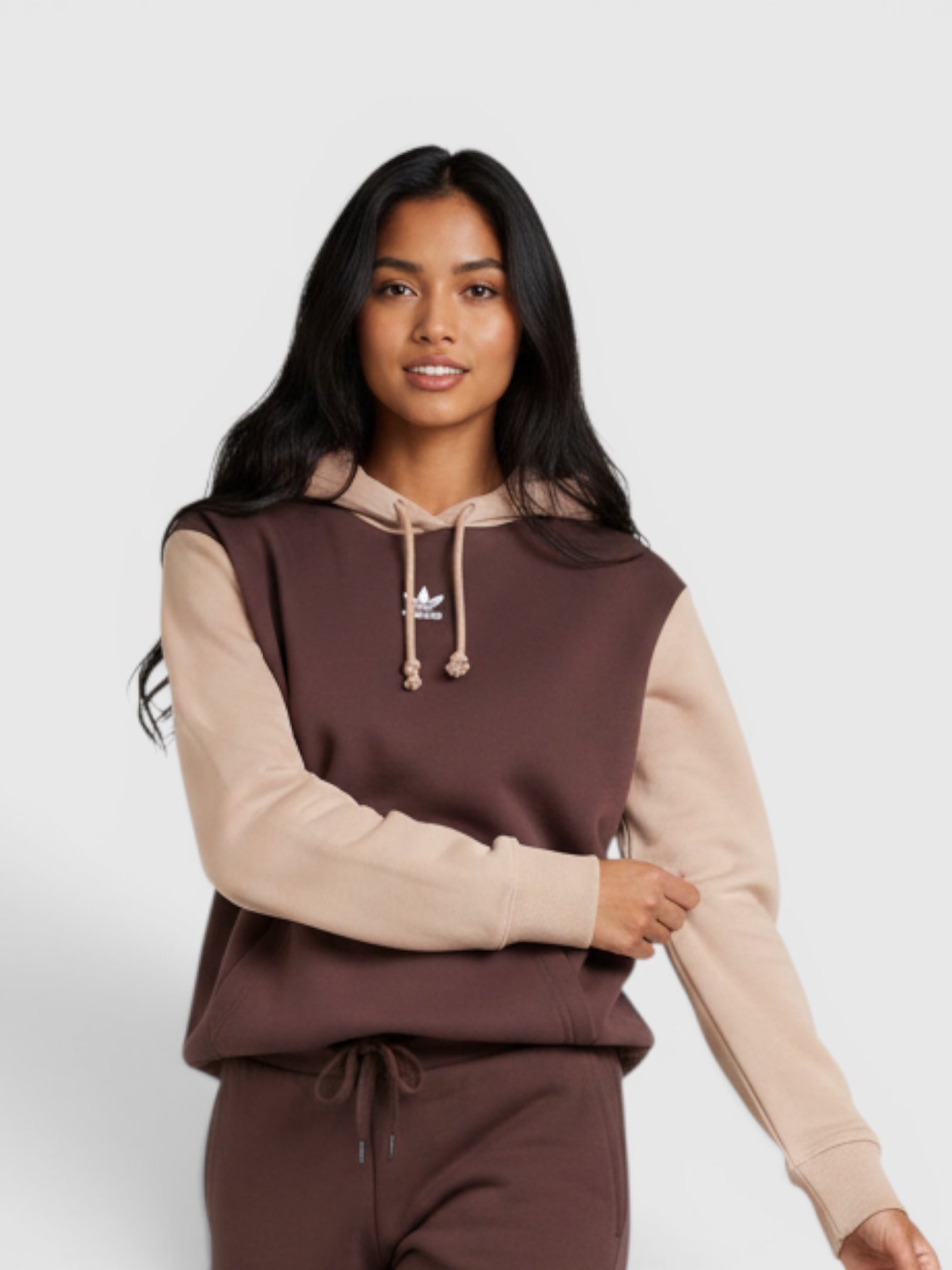 Model wanita mengenakan hoodie katun dua warna cokelat dan krem dari FTFO || BIG BRAND LOW PRICE dengan celana jogger