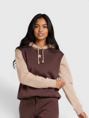 Model wanita mengenakan hoodie katun dua warna cokelat dan krem dari FTFO || BIG BRAND LOW PRICE dengan celana jogger