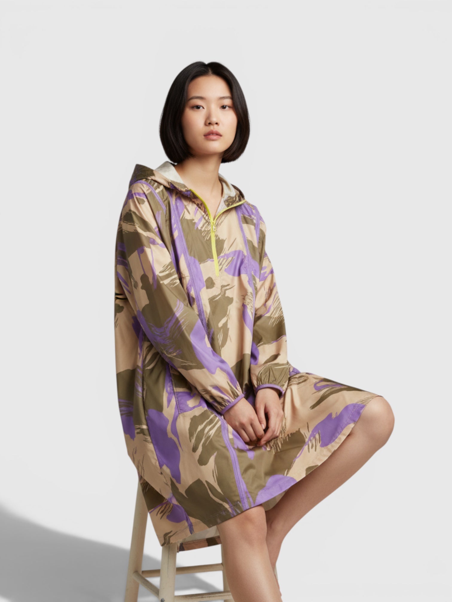 Model mengenakan jaket windbreaker Adidas by Stella McCartney dari FTFO || BIG BRAND LOW PRICE dengan motif abstrak