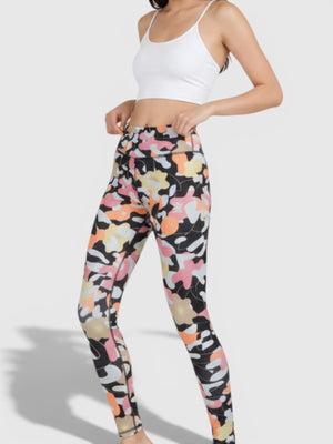 Wanita mengenakan legging high-waist Adidas Originals bermotif abstrak warna-warni dari FTFO || BIG BRAND LOW PRICE