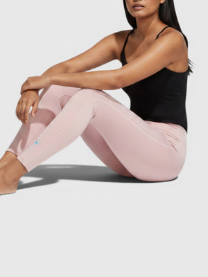 Model mengenakan legging olahraga high-rise berwarna merah muda dari FTFO || BIG BRAND LOW PRICE untuk latihan intens
