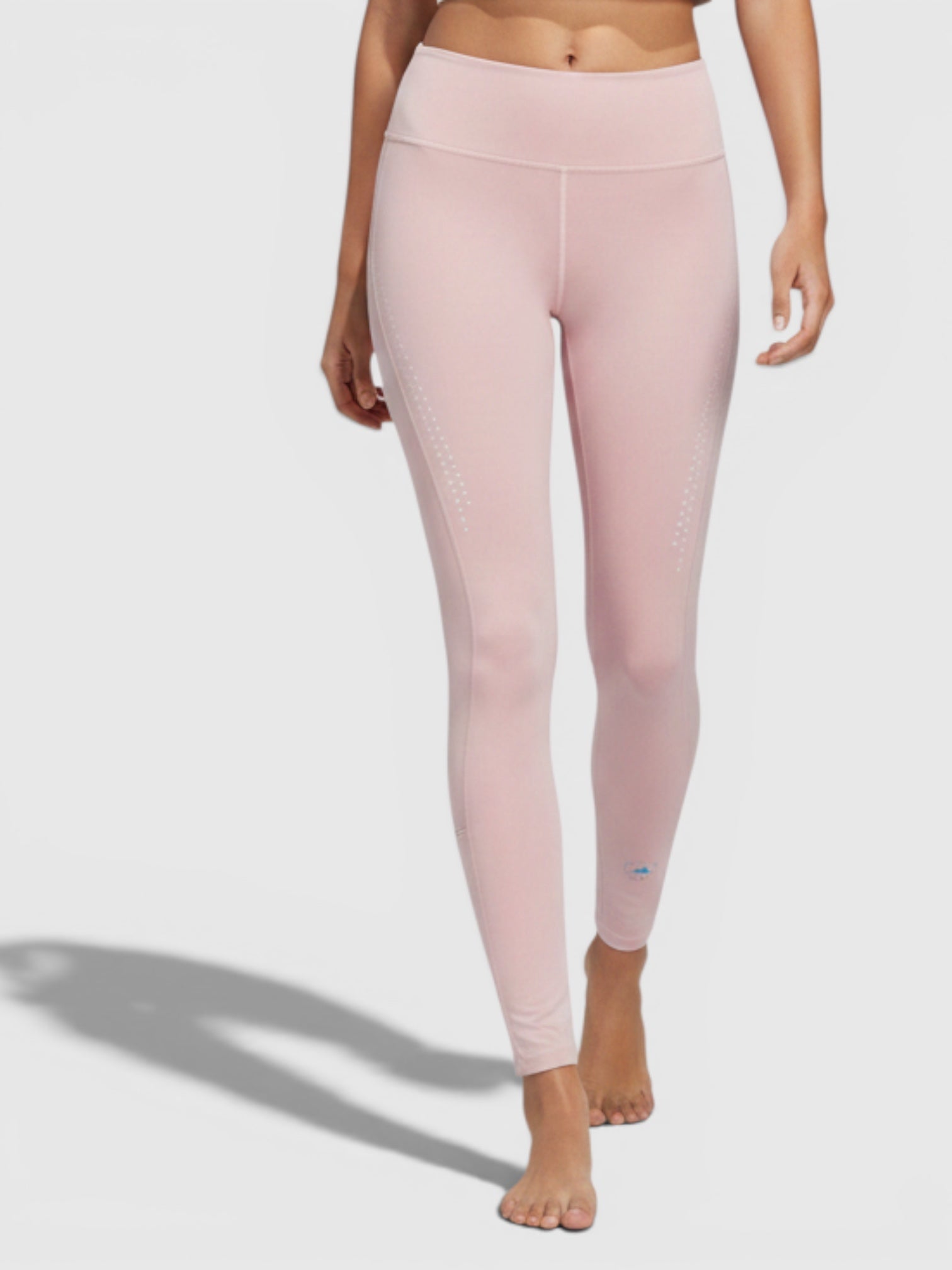 Model mengenakan legging olahraga high-rise berwarna merah muda dari FTFO || BIG BRAND LOW PRICE dengan atasan putih